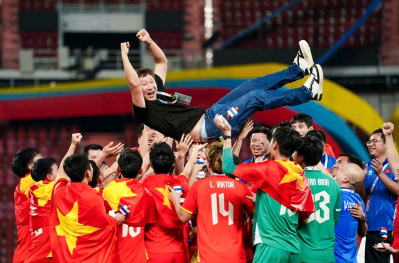 truyen-thong-han-quoc-tung-ho-phep-mau-kim-sang-sik-sau-dem-rajamangala